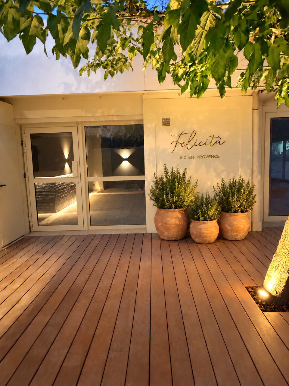 La terrasse en bois du restaurant Félicità le soir