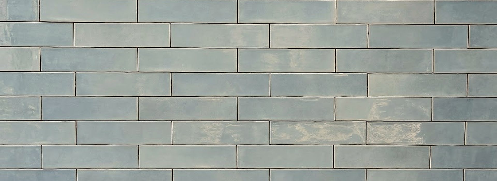 Détail du carrelage émaillé bleu ciel